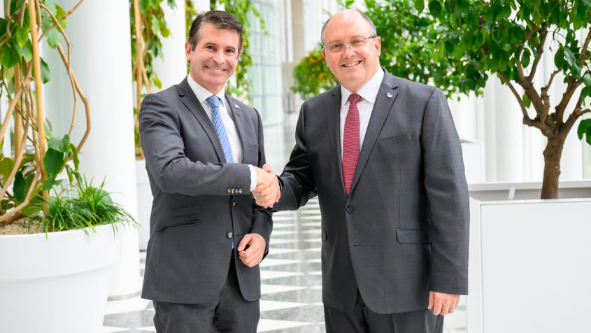 Bayerns Staatsminister für Europaangelegenheiten und Internationales, Eric Beißwenger (links), und der Botschafter der Republik Costa Rica, Antonio Lehmann Gutiérrez (rechts).