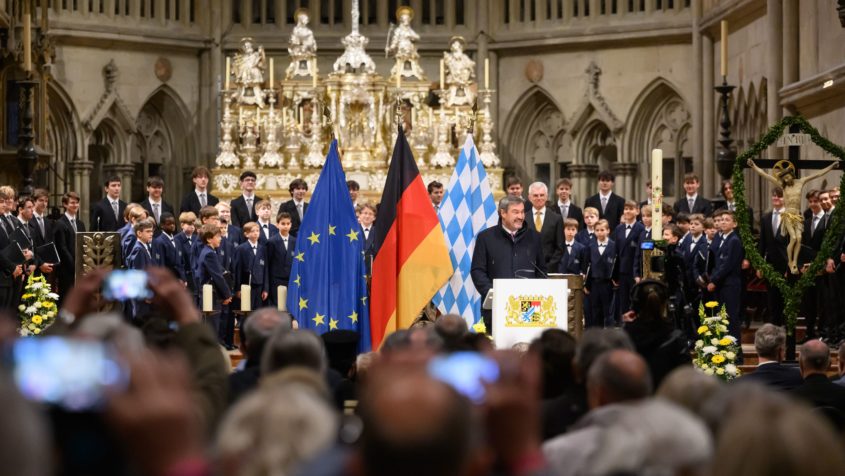 Ministerpr%C3%A4sident+Dr.+Markus+S%C3%B6der+h%C3%A4lt+eine+Rede+anl%C3%A4sslich+der+Er%C3%B6ffnung+der+Bayerischen+Landesausstellung+2025+%E2%80%9ELudwig+der+I.+%E2%80%93+Bayerns+gr%C3%B6%C3%9Fter+K%C3%B6nig%3F%E2%80%9C+in+einem+Festakt+im+Dom+St.+Peter+zu+Regenburg.
