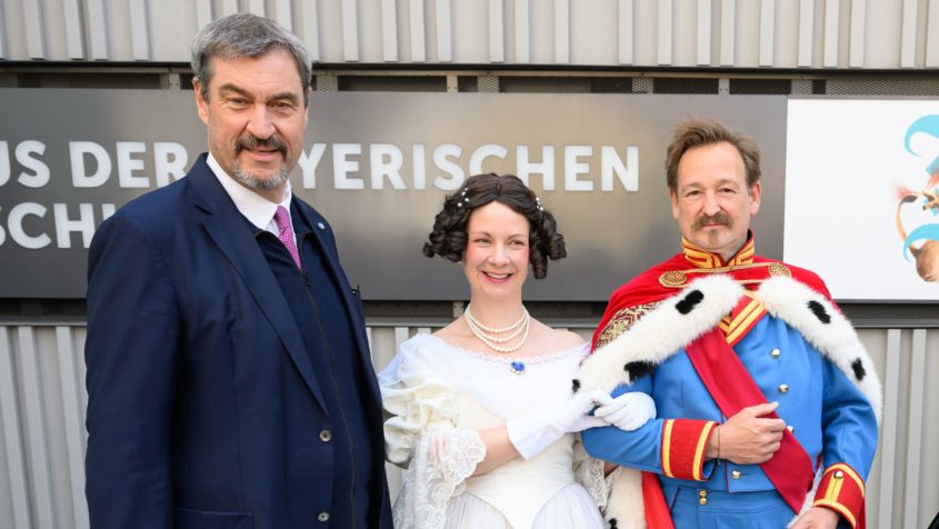 Ministerpr%C3%A4sident+Dr.+Markus+S%C3%B6der%3A+%22Gro%C3%9Fe+Heimatverbundenheit%2C+gro%C3%9Fes+Temperament+und+gro%C3%9Fe+Leistung+-+das+macht+Bayern+aus%21+Er%C3%B6ffnung+der+Bayerischen+Landesausstellung+%E2%80%9ELudwig+I.+-+Bayerns+gr%C3%B6%C3%9Fter+K%C3%B6nig%3F%E2%80%9C+im+Haus+der+Bayerischen+Geschichte+in+Regensburg+mit+Kunstminister+Markus+Blume.+Man+kann+die+Zukunft+nur+gestalten%2C+wenn+man+die+Vergangenheit+kennt+-+daher+ist+Geschichte+auch+lehrreich+f%C3%BCr+die+Politik+von+heute.%22