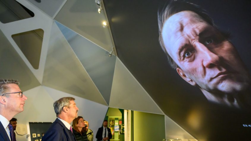 Ministerpr%C3%A4sident+Dr.+Markus+S%C3%B6der%2C+2.+von+links%2C+und+Kunstminister+Markus+Blume%2C+ganz+links+im+Bild.+in+der+Bayerischen+Landesausstellung+im+Haus+der+Bayerischen+Geschichte+in+Regensburg.
