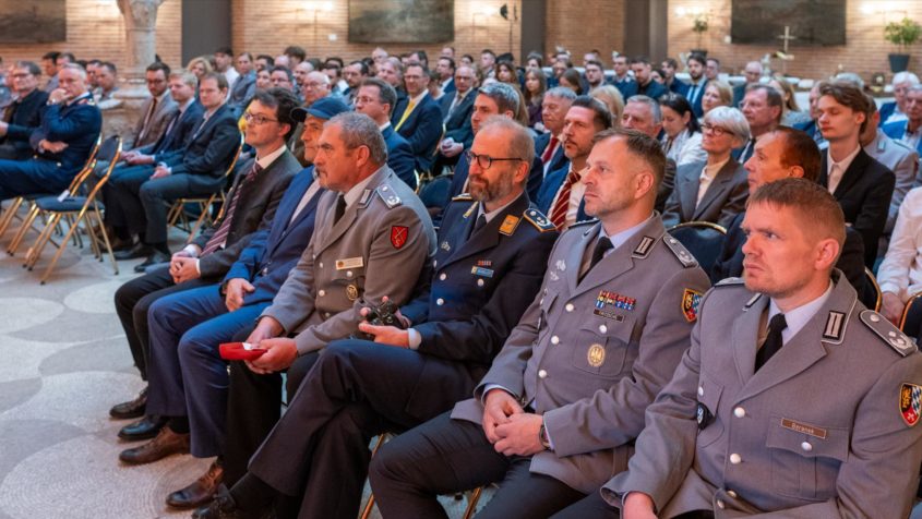 20250508_Sicherheitspolitisches Gespräch_FR_5 Zahlreiche Teilnehmer sind in das Prinz-Carl-Palais zur Podiumsdiskussion ...