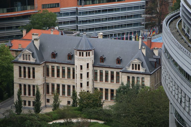 Gesamtanlage und Blick von oben auf das Hauptgebäude der Bayerischen Vertretung in Brüssel.
