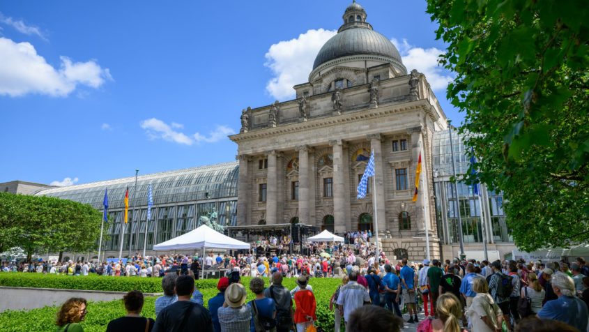Blick auf die Staatskanzlei beim Hofgartenfest und Tag der offenen Tür.