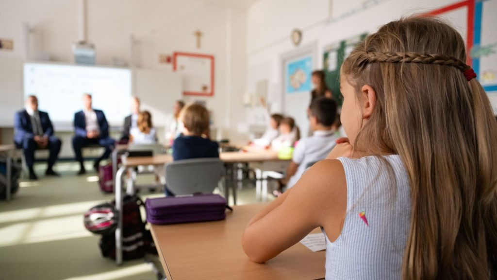 Staatsminister Dr. Florian Herrmann, Ministerpräsident Dr. Markus Söder, Kultusminister Prof. Dr. Michael Piazolo und Kultusstaatssekretärin Anna Stolz im Gespräch mit Schülerinnen und Schüler der Grundschule an der Gebelestraße in München.