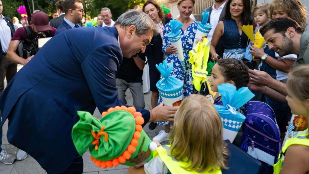 Ministerpräsident Dr. Markus Söder verteilt Schultüten an Schülerinnen und Schüler.