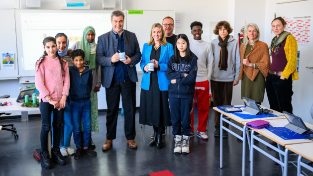 Ministerpräsident Dr. Markus Söder und Kultusministerin Anna Stolz besuchen eine Tablet-Klasse der Mittelschule an der Elisabeth-Kohn-Straße in München.