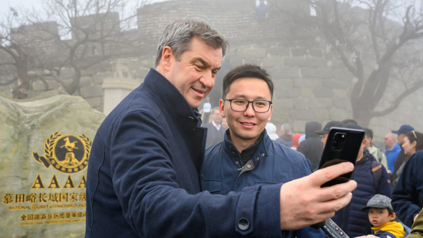 Bei der Besichtigung der Chinesischen Mauer macht Ministerpräsident Dr. Markus Söder ein Selfie mit einem Touristen.