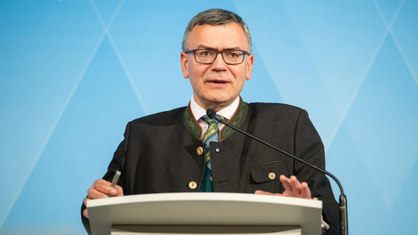Staatskanzleiminister Dr. Florian Herrmann informiert über die wesentlichen Ergebnisse der Kabinettssitzung in einer Pressekonferenz.