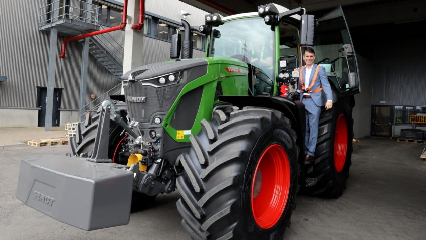 Europaminister Eric Beißwenger auf einem Fendt 936 Vario Traktor.