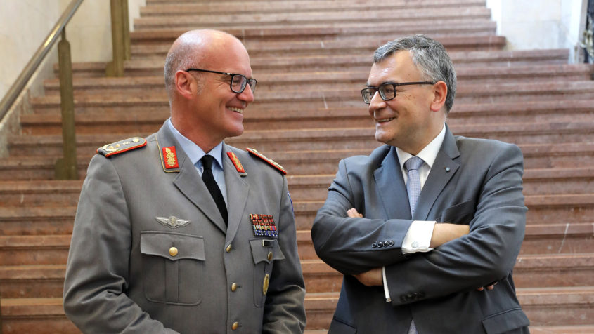 Der Kommandeur der Sanitätsakademie, Generalstabsarzt Dr. Hans-Ulrich Holtherm (links), und Staatsminister Dr. Florian Herrmann (rechts) im Gespräch.