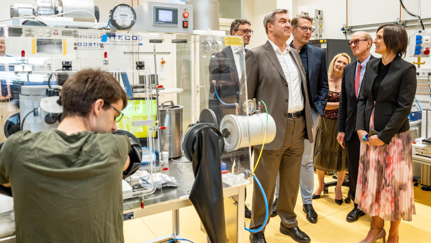 Bei einem Rundgang durch den Forschungsneubaus des Max-Planck-Instituts für Physik in Garching informieren sich Ministerpräsident Dr. Markus Söder und Wissenschaftsminister Markus Blume über die Forschungsarbeit.