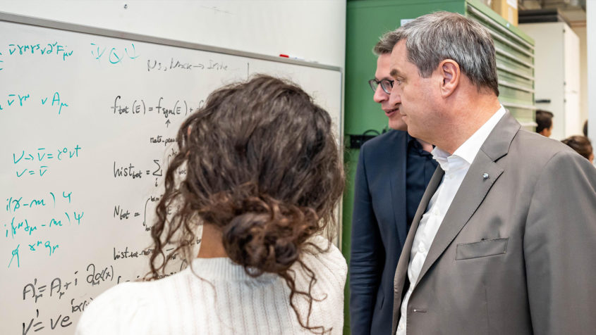 "Wir in Bayern glauben fest an die Zukunft: Mit der Hightech Agenda investieren wir allein 5,5 Mrd. Euro in Wissenschaft und Technik. Das ist das größte Forschungsprogramm Deutschlands und lockt Wissenschaftler aus der ganzen Welt an." - Ministerpräsident Dr. Markus Söder.