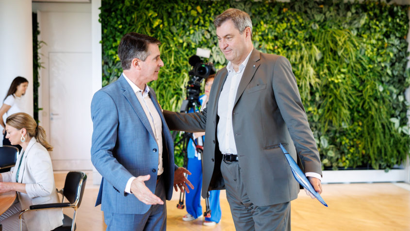 Europaminister Eric Beißwenger (links) im Gespräch mit Ministerpräsident Dr. Markus Söder (rechts).