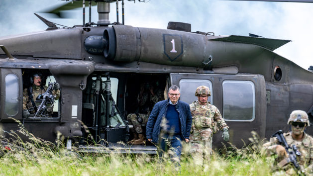 Staatsminister Dr. Florian Herrmann vor einem "Black Hawk" Hubschrauber.