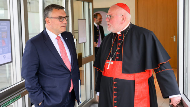 Staatsminister Dr. Florian Herrmann (links) im Gespräch mit Kardinal Reinhard Marx, Vorsitzender der Freisinger Bischofskonferenz und Erzbischof von München und Freising (rechts).