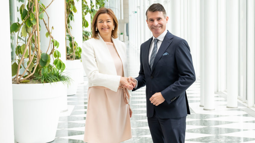 Europaminister Eric Beißwenger (rechts) begrüßt die Außenministerin und stellvertretende Ministerpräsidentin der Republik Slowenien, Tanja Fajon (links).