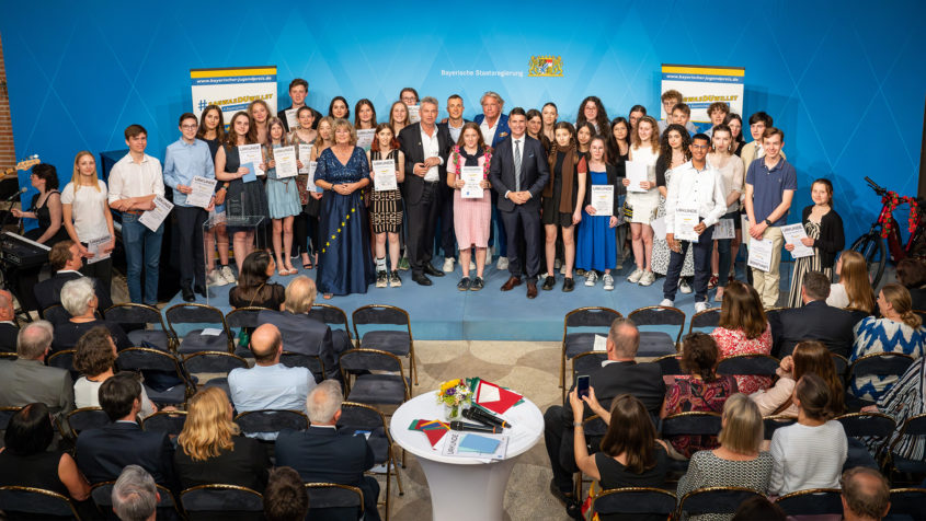Gruppenbild zum "Bayerischen Jugendpreis 2024" mit Europaminister Eric Beißwenger und den Siegerinnen und Siegern im Prinz-Carl-Palais.