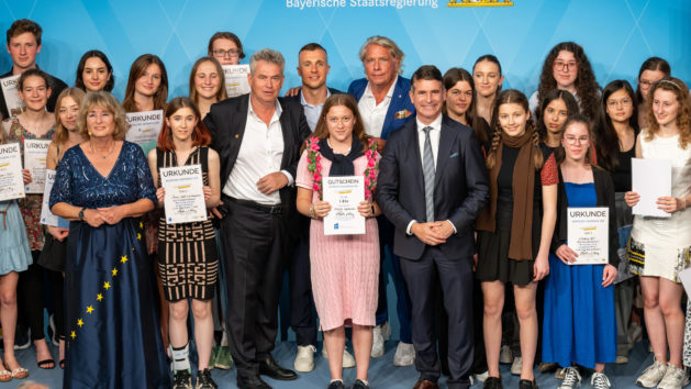 Gruppenbild zum 4. Bayerischen Jugendpreis 2024.