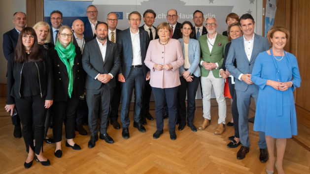 Gruppenbild der Mitglieder der Europaministerkonferenz mit Bundeskanzlerin a.D. Dr. Angela Merkel und dem Ministerpräsidenten des Landes Schleswig-Holstein, Daniel Günther. © Yorck Maecke