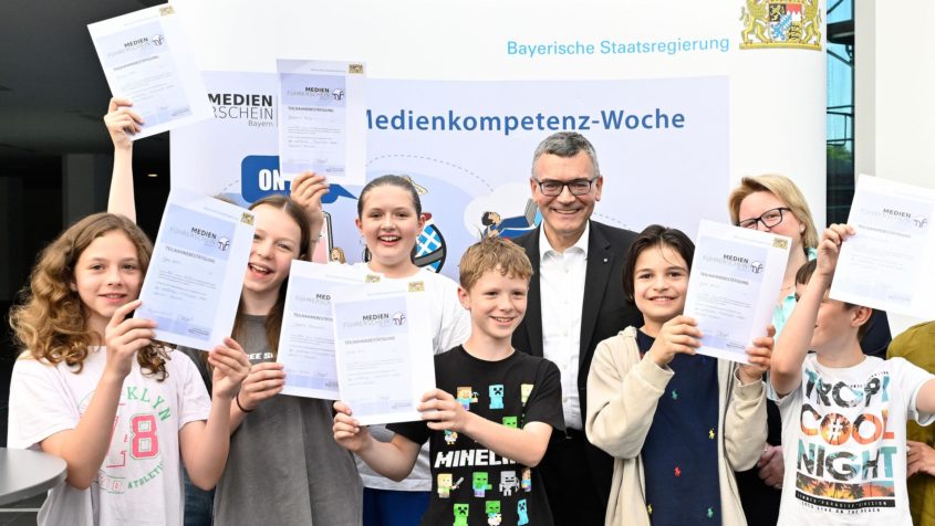 Gruppenbild mit Medienminister Dr. Florian Herrmann und Schülerinnen und Schülern aus Nürnberg im Rahmen der Lokalrundfunktage.