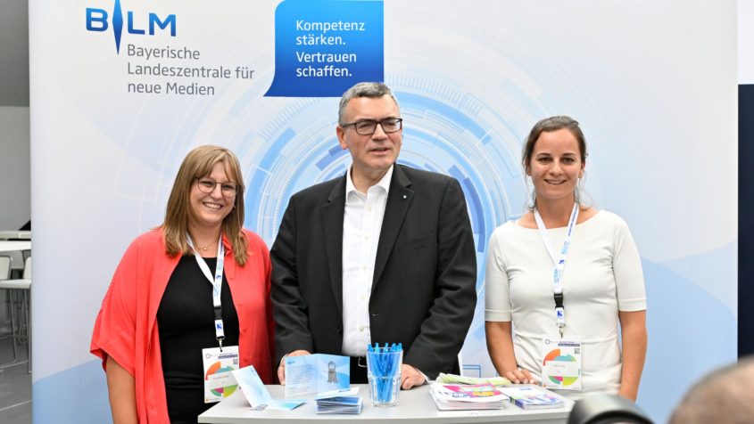 Medienminister Dr. Florian Herrmann (Mitte) am Stand der Bayerischen Landeszentrale für Neue Medien.