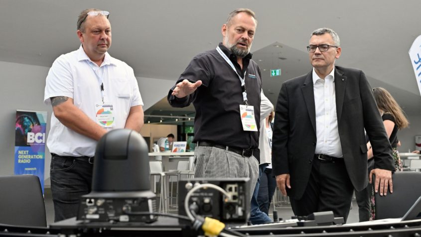 Auf dem deutschlandweit größte Branchentreffen für lokalen und regionalen Rundfunk informiert sich Medienminister Dr. Florian Herrmann (rechts) über die Neuheiten.