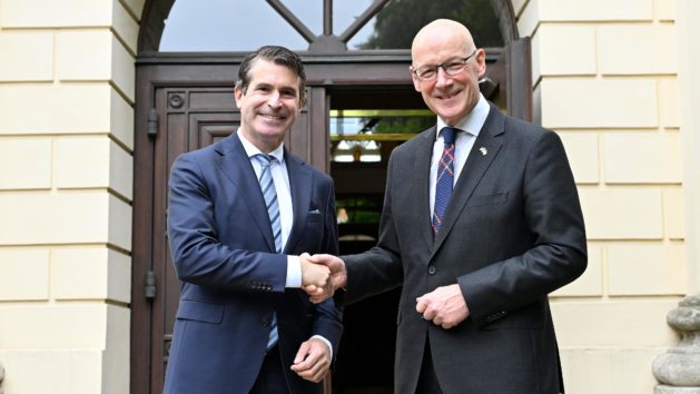 Vor dem Prinz-Carl-Palais begrüßt Europaminister Eric Beißwenger (links) den First Minister von Schottland, John Swinney (rechts).