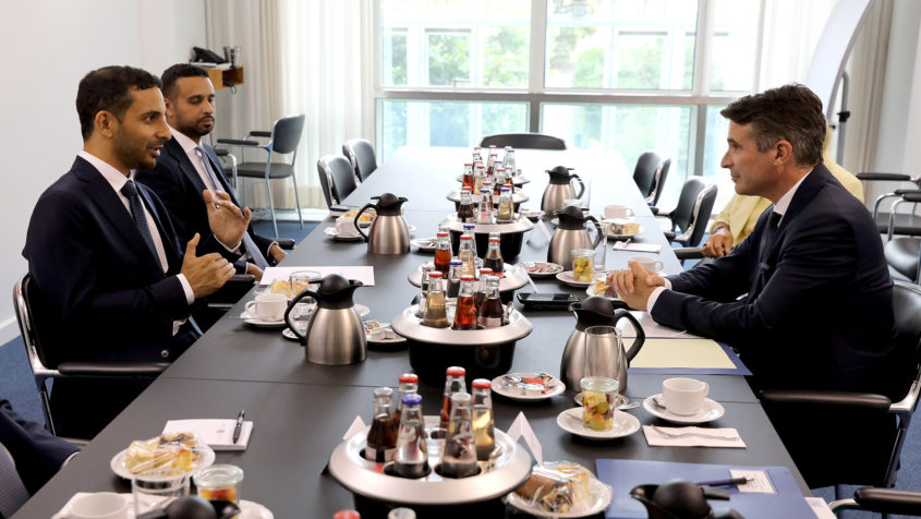Im Gespräch: Der Botschafter der Vereinigten Arabischen Emirate, Ahmed Alattar (links), und Bayerns Staatsminister für Europaangelegenheiten und Internationales, Eric Beißwenger (rechts).