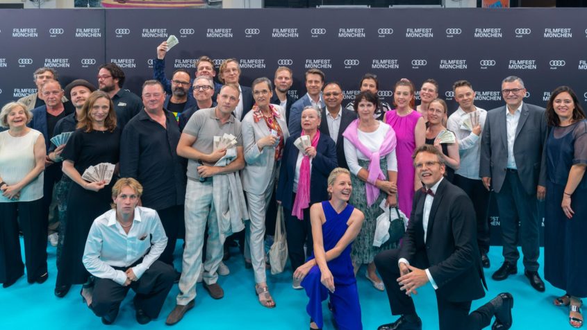 Gruppenbild zur Eröffnung des Filmfests München 2024 unter anderem mit Film- und Medienminister Dr. Florian Herrmann (2. von rechts).