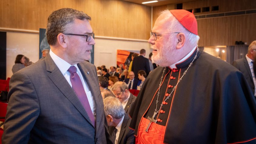 Staatsminister Dr. Florian Herrmann (links) und Kardinal Reinhard Marx (rechts) beim Jahresempfang der Erzdiözese München und Freising.