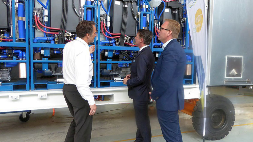 Europaminister Eric Beißwenger informiert sich über die Entwicklungen auf dem Sektor der Wasserstoff-Brennstoffzellen-Technologie. © Proton Motor Fuel Cell GmbH
