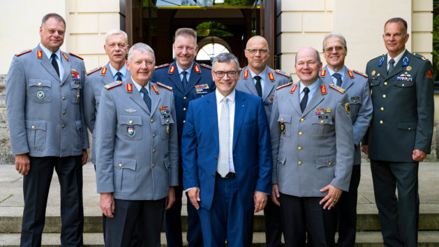 Gruppenbild mit Staatsminister Dr. Florian Herrmann und bayerischen Generälen vor dem Prinz-Carl-Palais.
