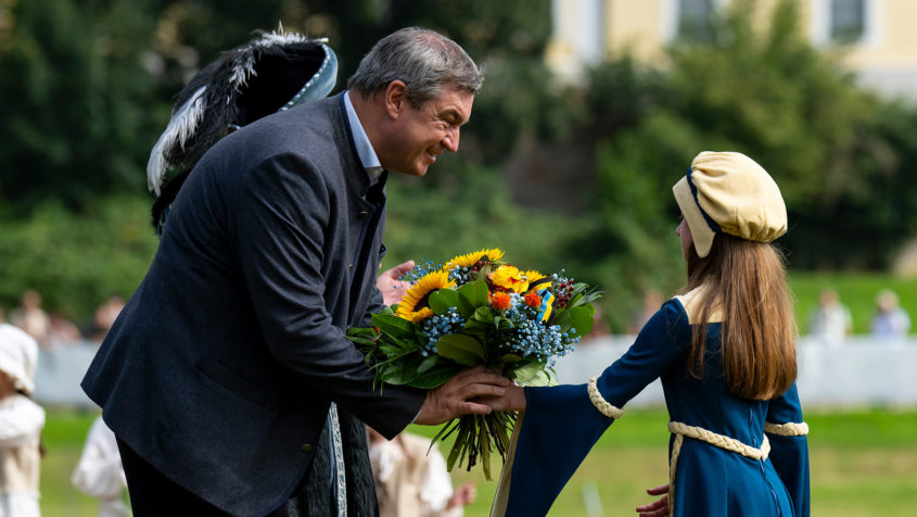Ein Blumenstrauß zur Begrüßung für Ministerpräsident Dr. Markus Söder beim „Schwäbischwerder Kindertag“ in Donauwörth.