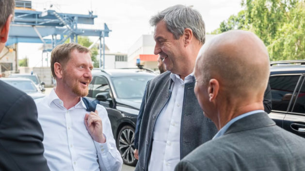 In Plauen trifft Bayerns Ministerpräsident Dr. Markus Söder (rechts) seinen sächsischen Amtskollegen Michael Kretschmer (links) und nimmt an einer Gesprächsrunde zu gemeinsamen Herausforderungen und Zielen beider Bundesländer teil.