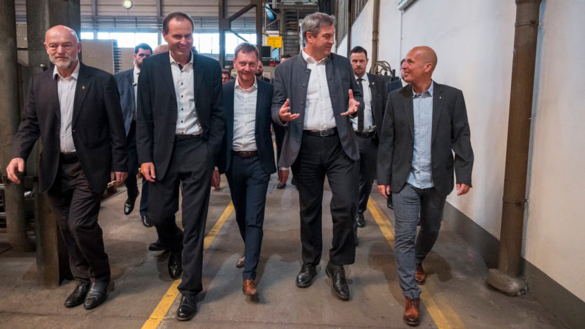 Sachsens Ministerpräsident Michael Kretschmer (3. von links) und Bayerns Ministerpräsident Dr. Markus Söder (2. von rechts) besuchen die Plauen Stahl Technologie GmbH.