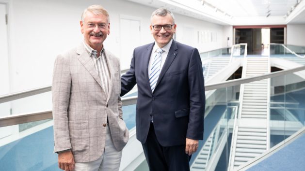 Medienminister Dr. Florian Herrmann (rechts) und der Geschäftsführer von Sat.1 Bayern (Privatfernsehen in Bayern GmbH & Co. KG), Alexander Stöckl (links).
