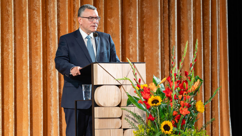 Staatsminister Dr. Florian Herrmann hält eine Rede beim Mittagsempfang des Bundesverbands der Systemgastronomie e.V. © BdS/Nadine Ingold