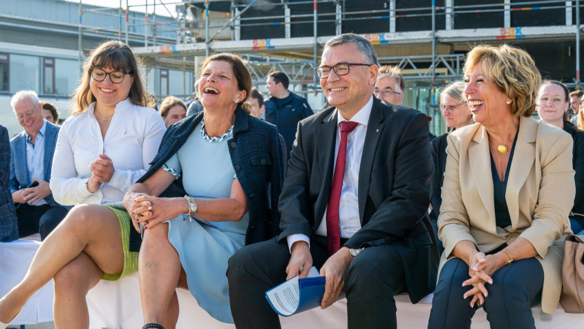 Die Finanzreferentin der Stadt Freising, Monika Schwind, die Vizepräsidentin Globale Kommunikation und Public Engagement an der TUM, Prof. Dr. Jeanne Rubner, Staatsminister Dr. Florian Herrmann und die Stellvertreterin des Landrats des Landkreises Freising, Anita Meinelt (v.l.n.r.), beim Richtfest für das Zentrum für integrierte Infektionsprävention (ZIP) der Technischen Universität München. © Astrid Eckert / TU München