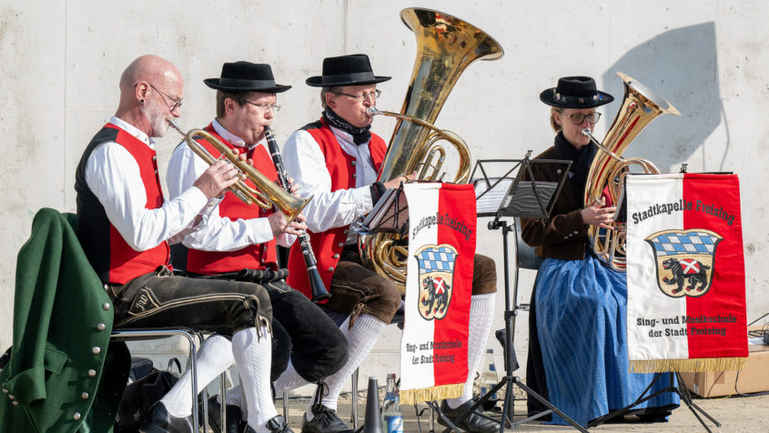 Die Stadtkapelle Freising sorgt für die musikalische Umrahmung. © Astrid Eckert / TU München