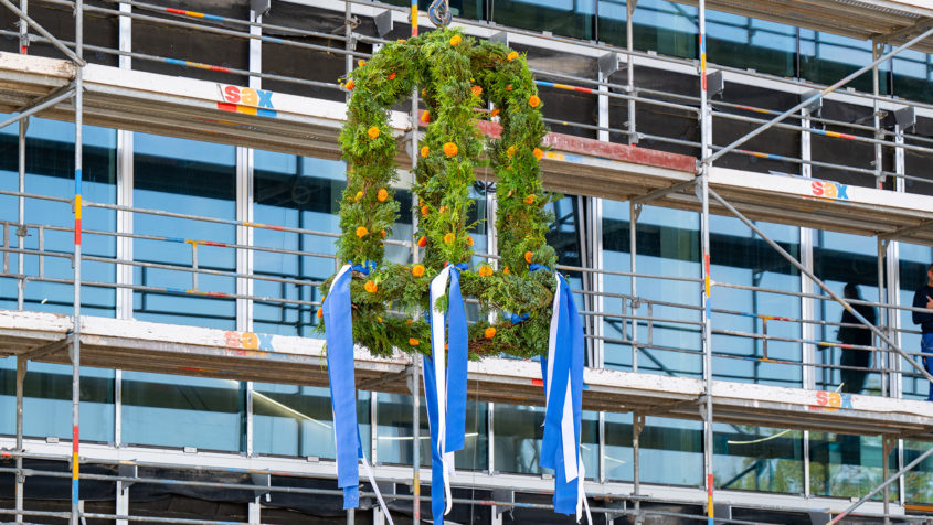 Staatsminister Dr. Florian Herrmann: "Der Freistaat trägt den Löwenanteil und finanziert den Forschungsbau mit 40 Mio. Euro. 20 Mio. Euro kommen vom Bund. Forschung und Innovation sind der Schlüssel zur Zukunft und bilden zugleich die Grundlage für wirtschaftlichen Erfolg. Allen, die hier tätig sind, viel Freude und Erfolg bei ihrer Arbeit!" © Astrid Eckert / TU München