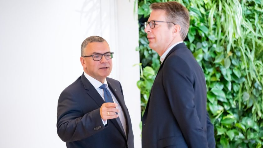 Staatskanzleiminister Dr. Florian Herrmann (links) und Wissenschaftsminister Markus Blume (rechts).