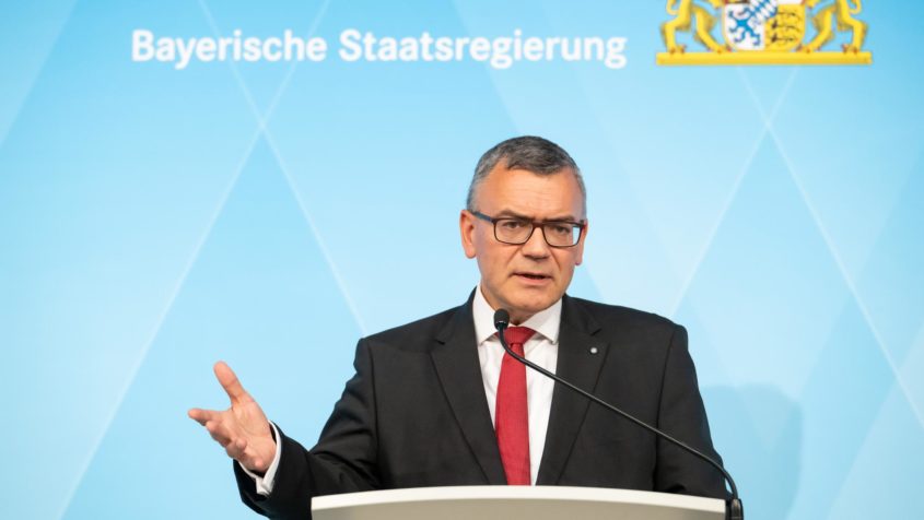 Staatskanzleiminister Dr. Florian Herrmann während einer Pressekonferenz.