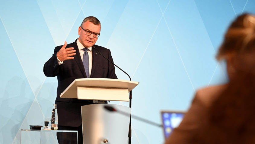 Staatskanzleiminister Dr. Florian Herrmann in einer Pressekonferenz.