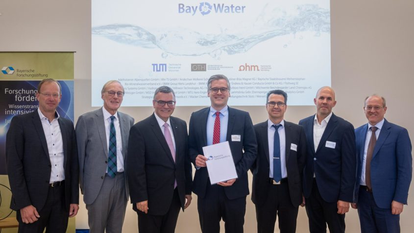 Im Internationalen Getränkewissenschaftlichen Zentrum Weihenstephan übergibt Staatsminister Dr. Florian Herrmann (3. von links) einen Förderbescheid an den Forschungsverbund BayWater. © TU München/Andreas Heddergott