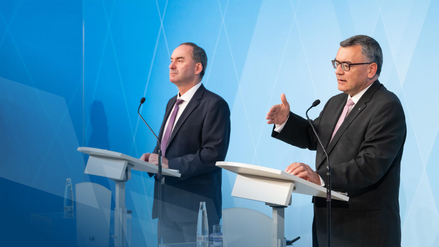 Die Pressekonferenz mit Wirtschaftsminister Hubert Aiwanger (links) und Staatskanzleiminister Dr. Florian Herrmann (rechts) findet im Foyer des Prinz-Carl-Palais statt.