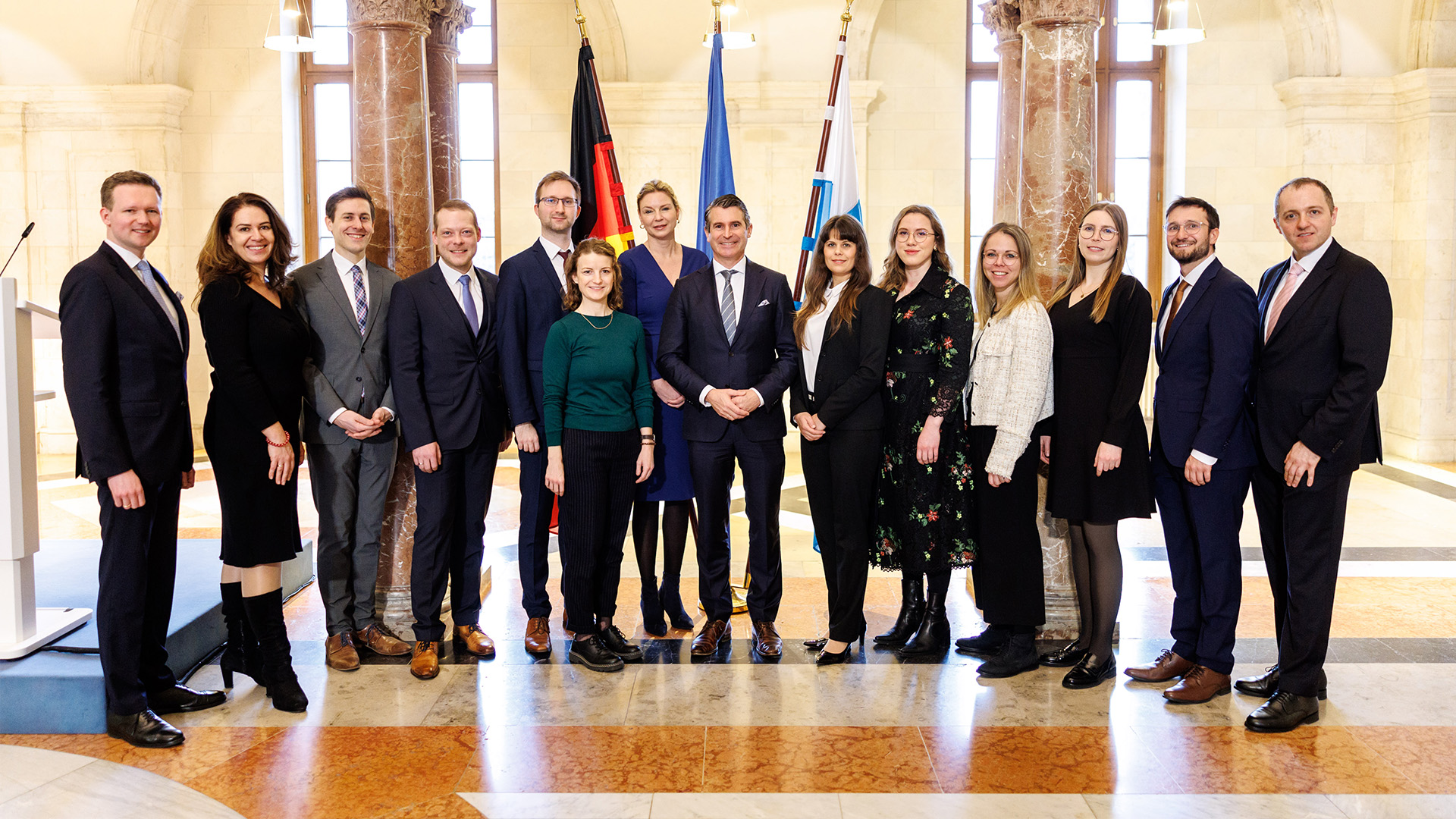 Gruppenfoto mit Europaminister Eric Beißwenger und den Teilnehmerinnen sowie Teilnehmern des Exzellenz Programms Europa 2025.