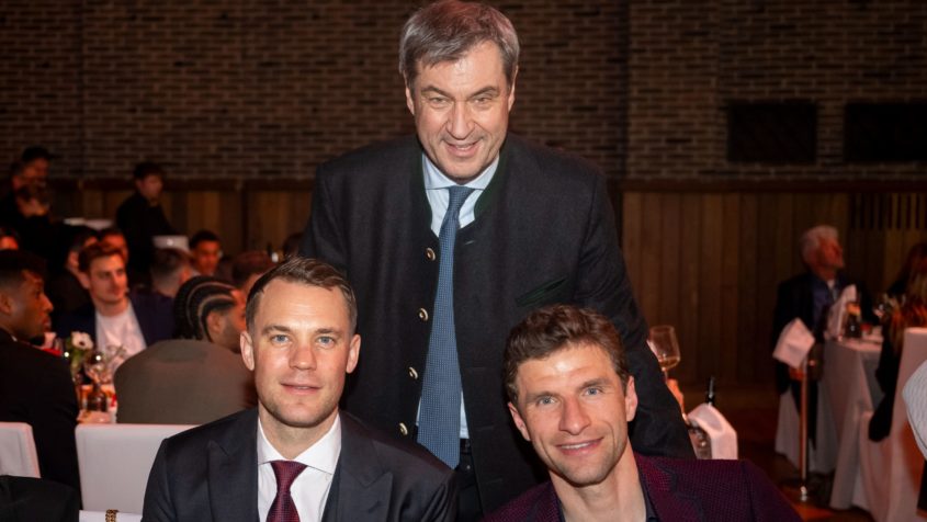 250226_LP1_9058_169 Ministerpräsident Dr. Markus Söder (Mitte) mit Manuel Neuer (links) und Thomas Müller (rechts).