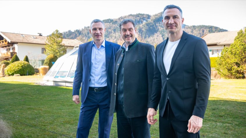 250320_18. Unternehmertag_FR_4 Ministerpräsident Dr. Markus Söder (Mitte) trifft Vitali Klitschko (links) und Wladimir Klitschko (rechts) zum Gespräch über die aktuelle Situation in der Ukraine.