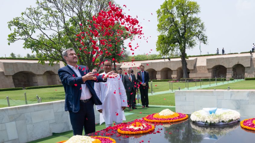 250413_Indien-Reise_FR_9 Ministerpräsident Dr. Markus Söder an der Einäscherungsstätte Mahatma Gandhis Raj Ghat.