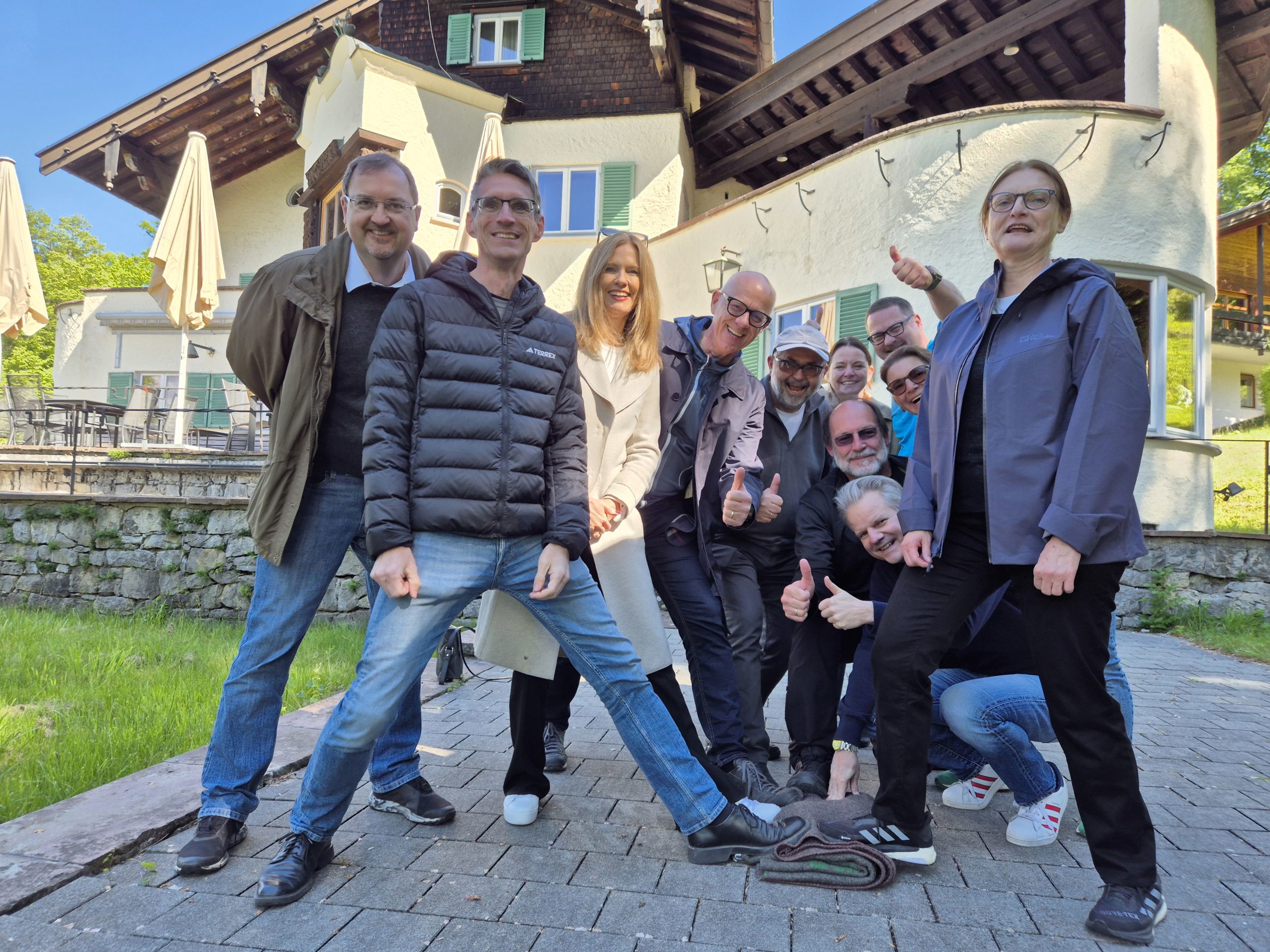 Teilnehmerinnen und Teilnehmer TOP Management Programm beim Outdoor-Teambuilding.